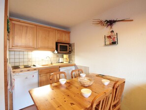 Microwave, dishwasher - 2 Room Cabin near Slopes with Parking Included (Les Carroz d'Arâches)