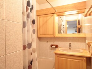 Bathroom - 2 Room Cabin near Slopes with Parking Included (Les Carroz d'Arâches)