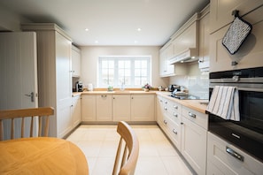 Coffee/tea maker, fridge, oven, stovetop - Secluded 2 bedroom, 2 bathroom cottage with private terrace and idyllic views (Hallbankgate)