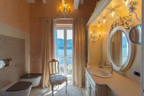 Shower, hair dryer, bidet, towels - Luxury Villa in Tremezzo (Tremezzo)