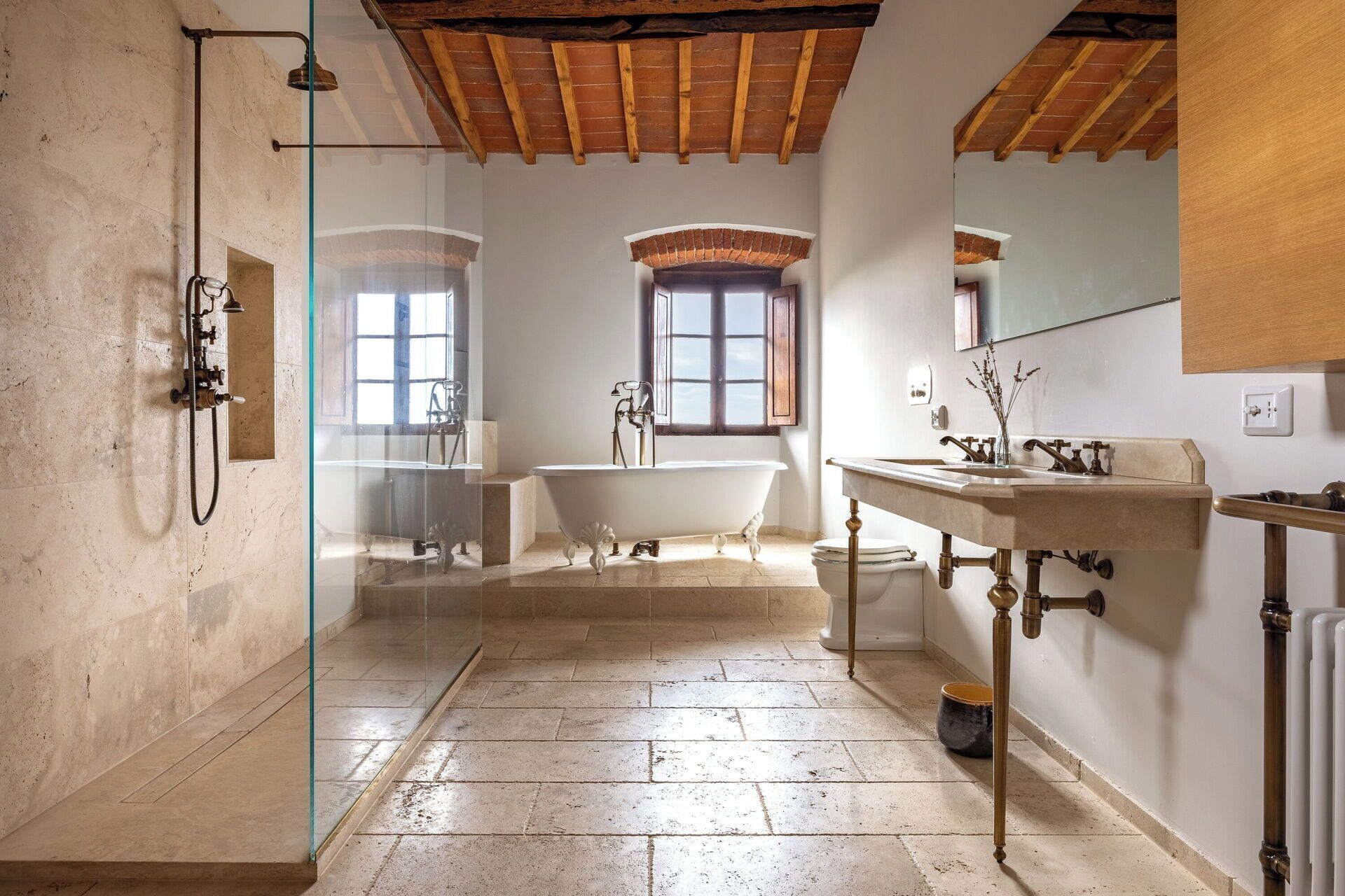 Douche, sèche-cheveux, bidet