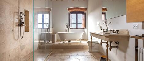 Douche, sèche-cheveux, bidet