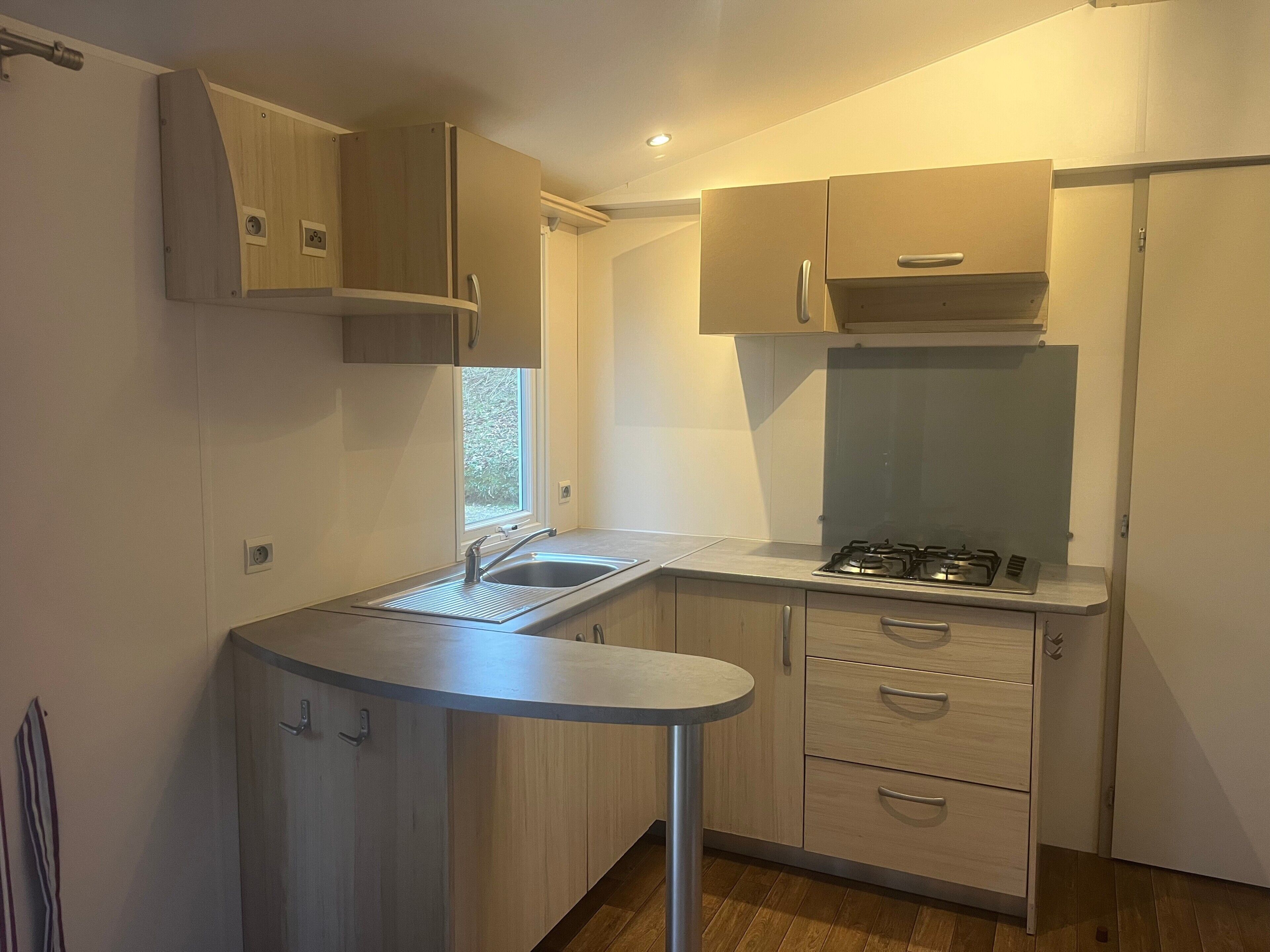 Jääkaappi, mikroaaltouuni, liesi, kahvin-/teenkeitin