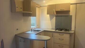 Jääkaappi, mikroaaltouuni, liesi, kahvin-/teenkeitin