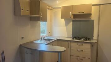 Réfrigérateur, micro-ondes, plaque de cuisson, cafetiÚre/bouilloire