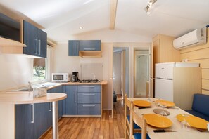 Fridge, microwave, stovetop, coffee/tea maker - Mobile Home for 4 with Shared Pool, Wi-Fi, Air Conditioning – Périgord Noir (Saint-Martial-de-Nabirat)