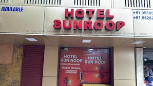 Hotel llamado 'Hotel Sun Rooop' con números de contacto y detalles de la dirección.