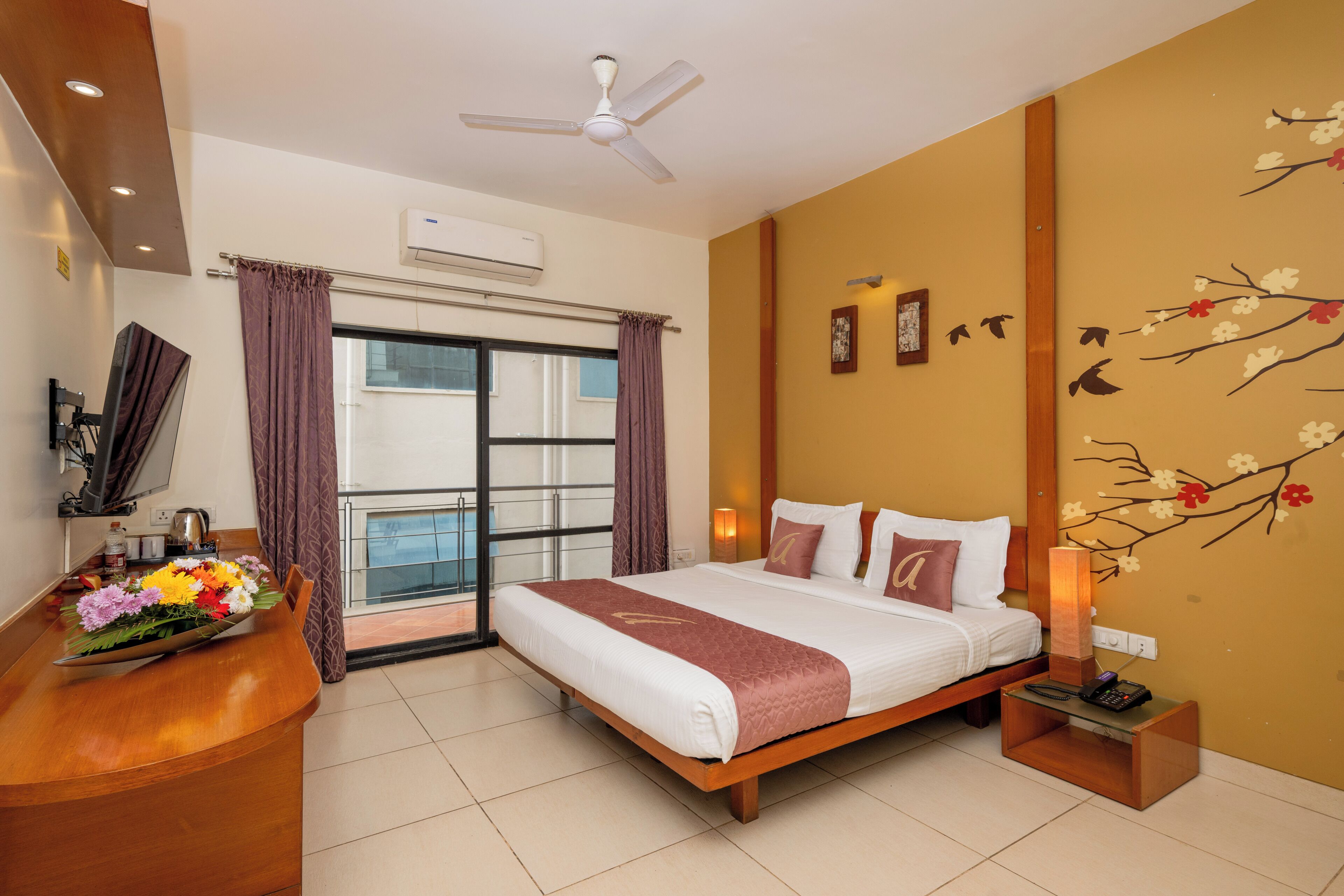 Quarto casal, sacada, vista para a cidade | Ferros/tábuas de passar roupa, Wi-Fi de cortesia