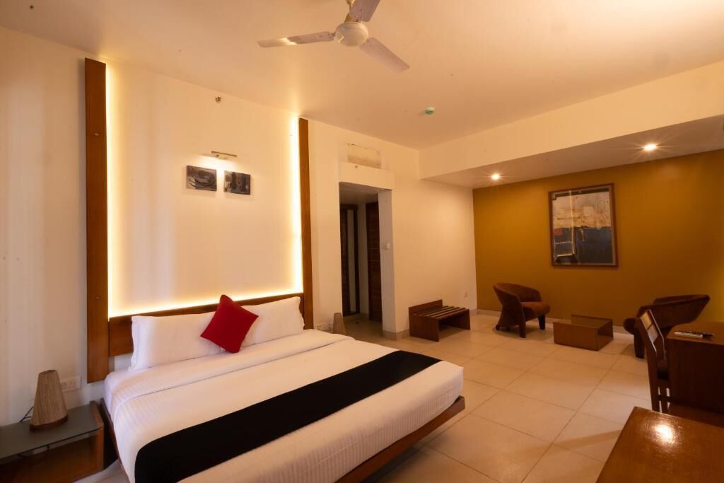 Double Room, Balcony, City View | Iron/ironing board, free WiFi