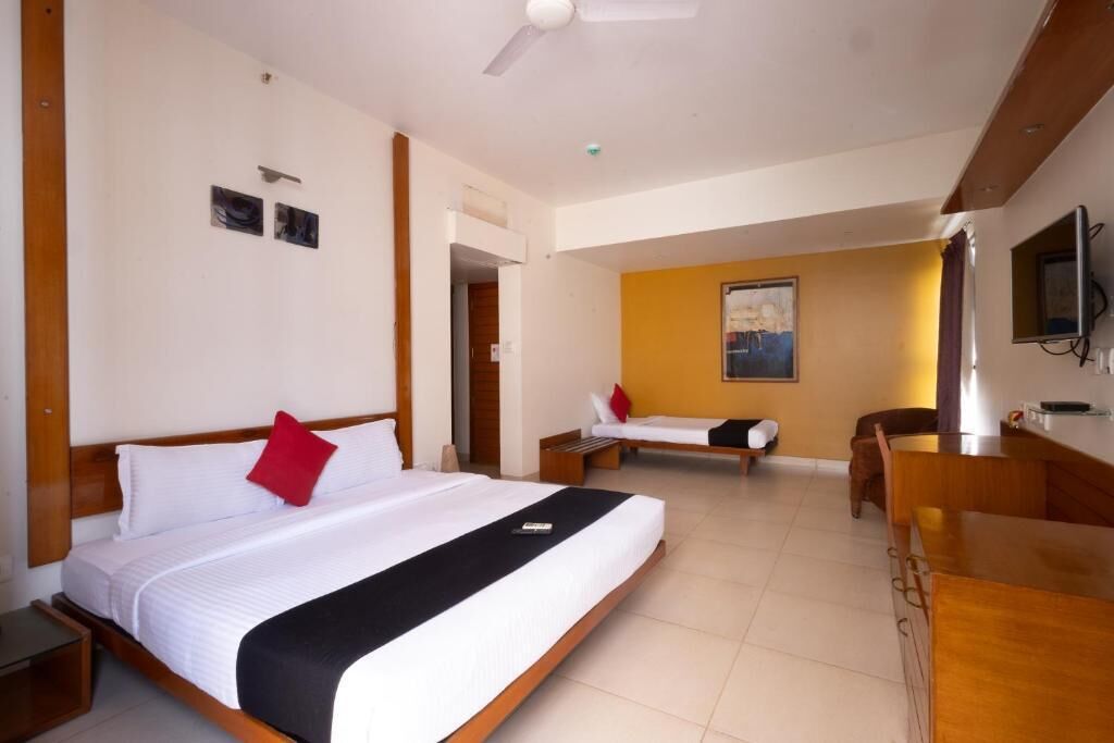 Double Room, Balcony, City View | Iron/ironing board, free WiFi