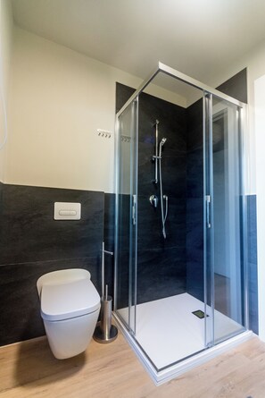 Bruser, hårtørrer, bidet, håndklæder