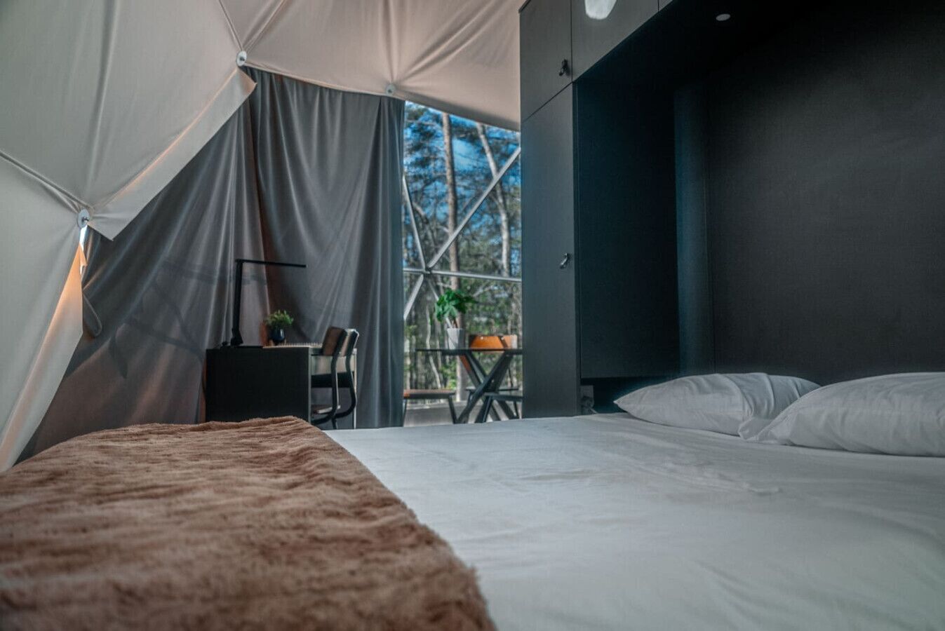 Bureau, Wi-Fi, literie fournie