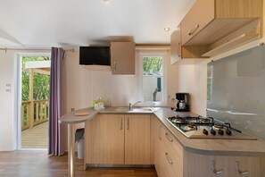 Geladeira, micro-ondas, cooktop, cafeteira/chaleira