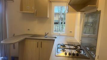 Réfrigérateur, micro-ondes, plaque de cuisson, cafetiÚre/bouilloire