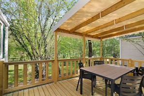 Outdoor dining - Mobile Home for 4 with Shared Pool, Wi-Fi, Air Conditioning – Périgord Noir (Saint-Martial-de-Nabirat)
