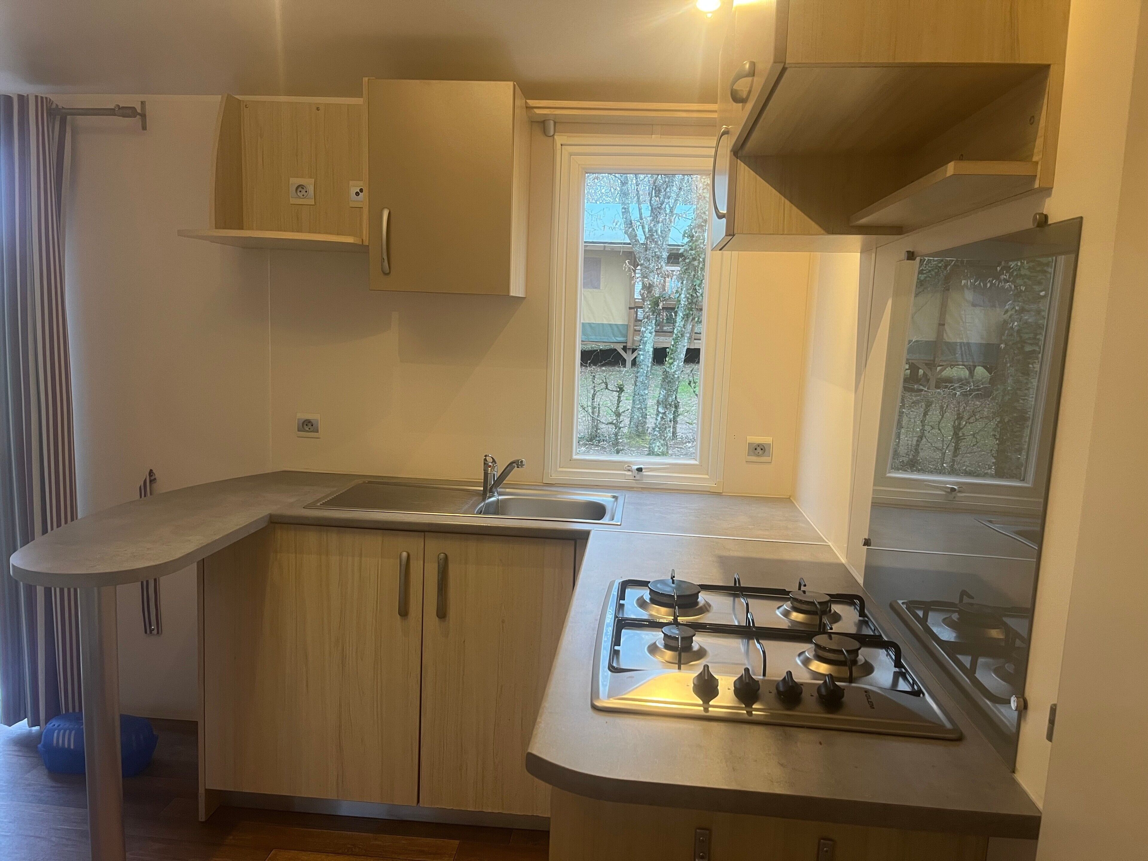 Jääkaappi, mikroaaltouuni, liesi, kahvin-/teenkeitin