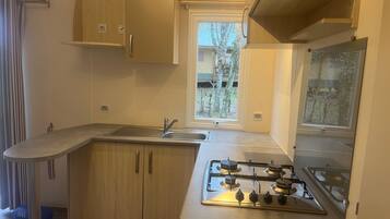 Jääkaappi, mikroaaltouuni, liesi, kahvin-/teenkeitin