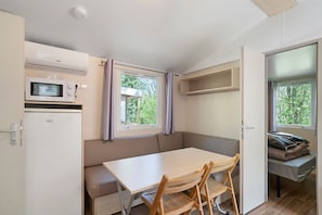 Interior - Mobile Home for 4 with Shared Pool, Wi-Fi, Air Conditioning – Périgord Noir (Saint-Martial-de-Nabirat)
