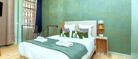 Tabla de planchar con plancha, wifi y ropa de cama