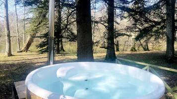 Outdoor spa tub