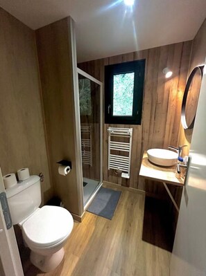 Shower, toilet paper - Vrbo Property (La Ferté-Saint-Aubin)