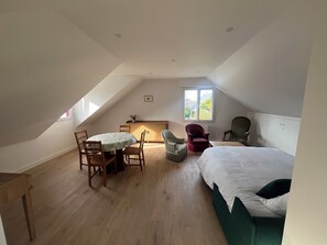 Tabla de planchar con plancha, internet y ropa de cama 