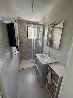 Regadera, secadora de cabello, toallas 