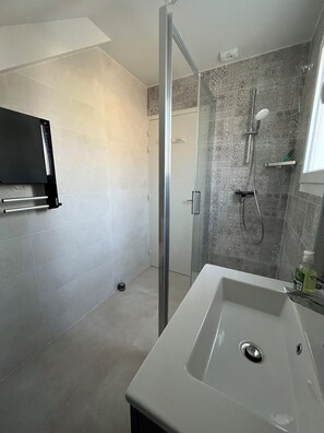 Shower, hair dryer, towels - House with large garden (Guérande)