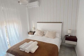 Iron/ironing board, WiFi, bed sheets - Melina Arlu Apartment - Barrio La Victoria (Málaga)