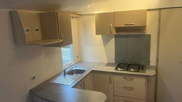 Jääkaappi, mikroaaltouuni, liesi, kahvin-/teenkeitin