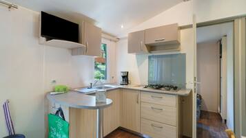 Fridge, microwave, stovetop, coffee/tea maker