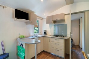 Réfrigérateur, micro-ondes, plaque de cuisson, cafetière/bouilloire