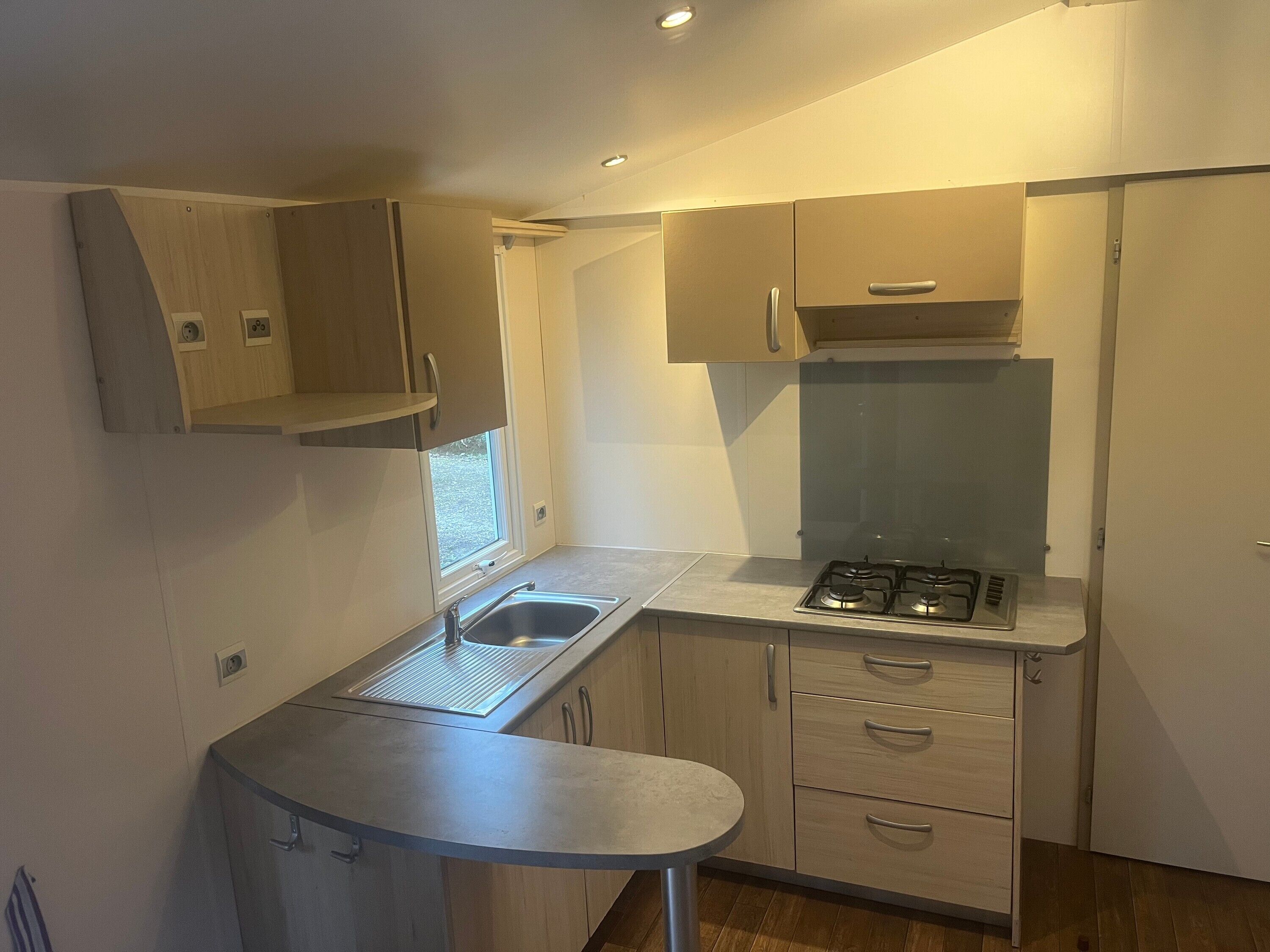 Frigorifero, microonde, piano cottura, macchina per tè/caffè