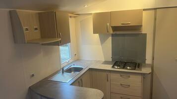 Frigorifero, microonde, piano cottura, macchina per tè/caffè