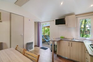 Réfrigérateur, micro-ondes, plaque de cuisson, cafetière/bouilloire