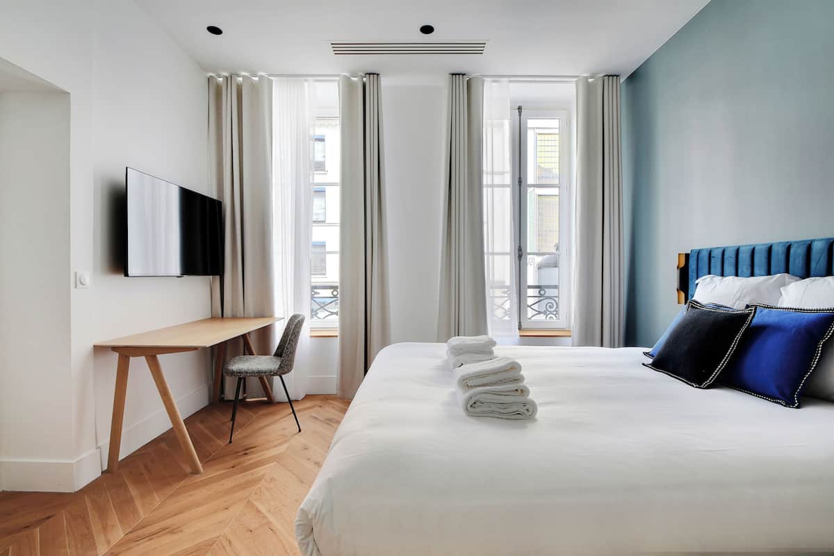Desk, free cots/infant beds, free WiFi, bed sheets