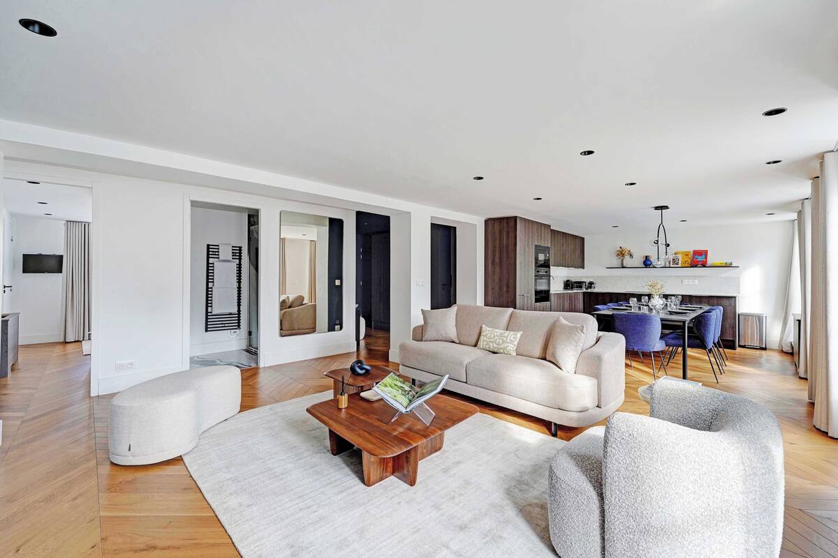 Duplex, 4 Bedrooms | Living area