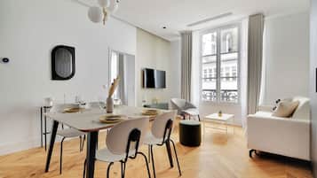 Apartment, 1 Bedroom | Dining room