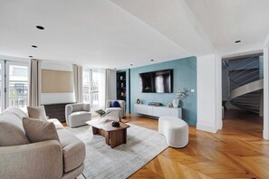 Appartement, 4 chambres | Coin séjour