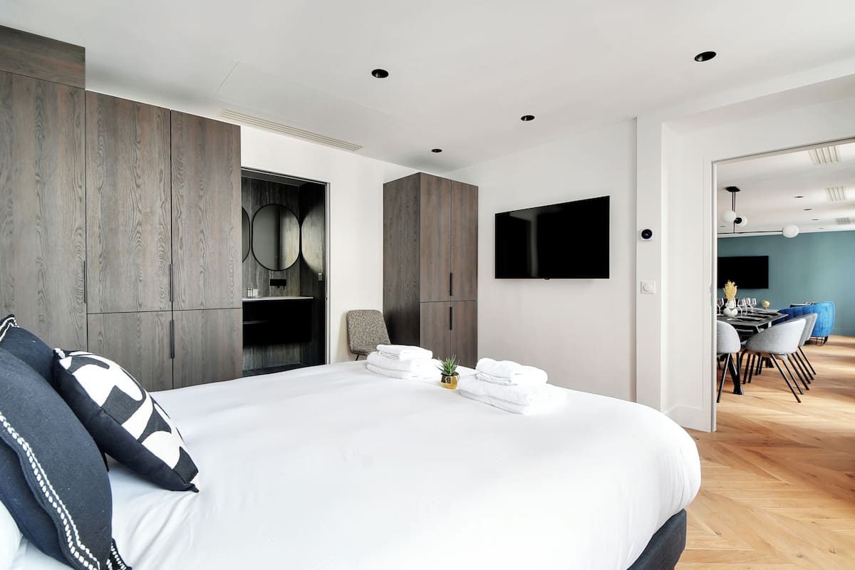 Desk, free cots/infant beds, free WiFi, bed sheets