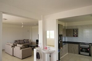 Deluxe appartement, uitzicht op de stad | Woonruimte | Een 32-inch smart-tv met digitale zenders