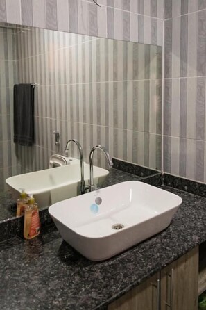 Deluxe Apartment, City View | Bathroom