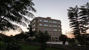 Ein mehrstöckiges Hotel mit symmetrischer Fassade, großen Fenstern und einem zentralen Eingang.