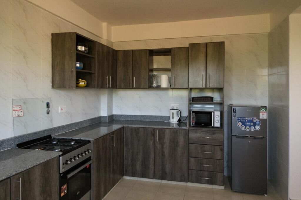 Deluxe appartement, uitzicht op stad | Privékeuken | Een koelkast, een magnetron, kookgerei, borden en bestek