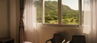 차보 주라니 아파트먼트, 보이  