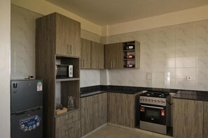 Căn hộ Deluxe, quang cảnh thành phố | Bếp riêng | Tủ lạnh, lò vi sóng, dụng cụ nấu nướng/bát dĩa/dao nĩa