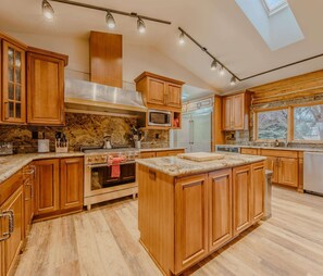 เคบิน, หลายเตียง, ลานระเบียง, วิวภูเขา (Wilderness Club Lodge) | ครัวส่วนตัว