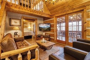 Smart TV, fireplace, table football - Mountain Hideaway with Hot Tub, Game Loft & Fire Pit – Minutes to Pigeon Forge (Sevierville)