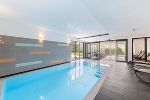 Kolam renang tertutup 