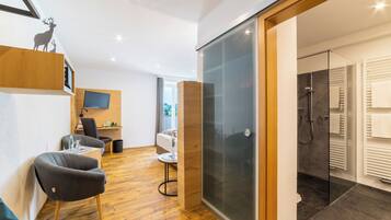 Safe på rommet, blendingsgardiner, lydisolert og wi-fi (inkludert)